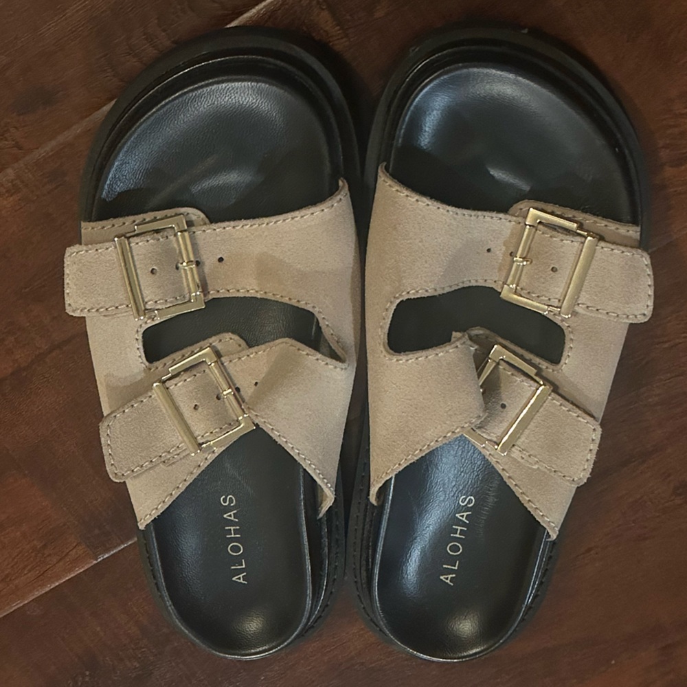 ALOHAS Tan and Black Buckle Sandals